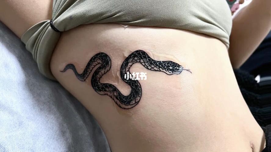 女生蛇纹身